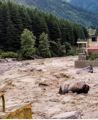 ହିମାଚଳ ମଣ୍ଡିରେ ବନ୍ୟା ପରିସ୍ଥିତି: ବନ୍ୟାରେ ଭାସିଗଲା ୪ ପୋଲ